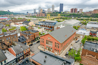 16 Bedford Sq, Unit 200 in Pittsburgh, PA - Foto de edificio - Building Photo