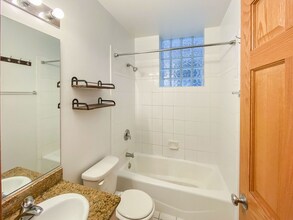 1319 W Belmont Ave, Unit 1 in Chicago, IL - Foto de edificio - Building Photo