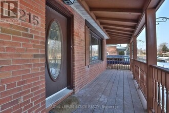 215 Oakridge Dr in Toronto, ON - Building Photo - Building Photo
