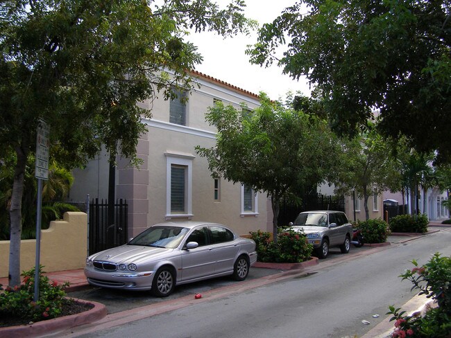 525-531 Espanola Way in Miami Beach, FL - Building Photo - Building Photo