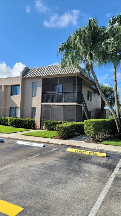 330 Racquet Club Rd in Weston, FL - Building Photo