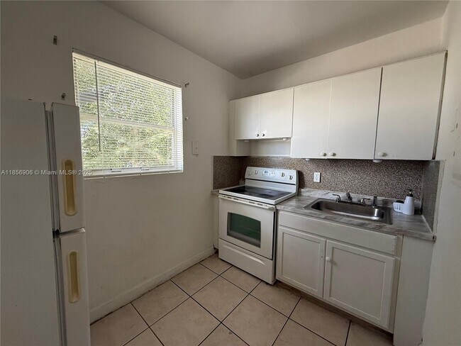 6901 NW 8th Ave in Miami, FL - Building Photo - Building Photo