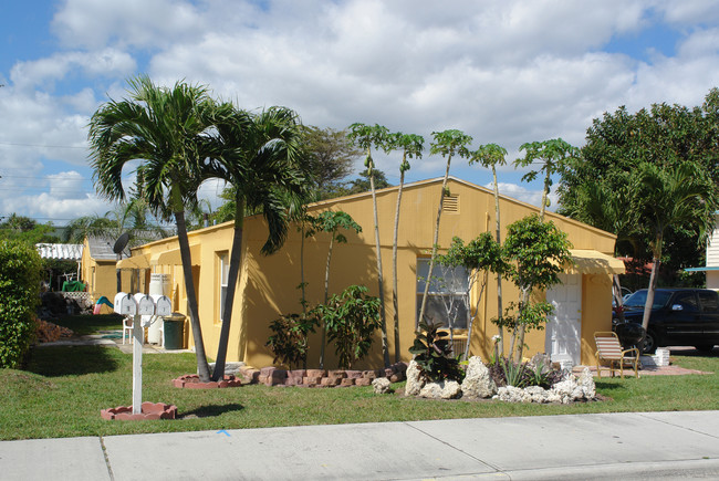 301 S Ocean Blvd in Pompano Beach, FL - Building Photo - Building Photo