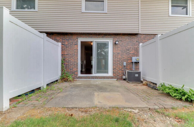 103 S Towanda Ave, Unit 3 in Normal, IL - Building Photo - Building Photo