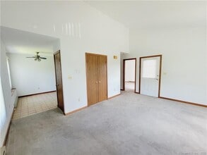 96 Valley Dr in New Milford, CT - Building Photo - Building Photo
