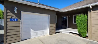 733-735-735 Peterson Rd in Burlington, WA - Building Photo