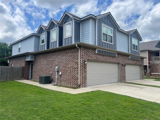 1211 N Sicily Ln in Fayetteville, AR - Building Photo - Building Photo