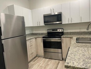 2121 McCoy Rd in Belle Isle, FL - Foto de edificio - Building Photo