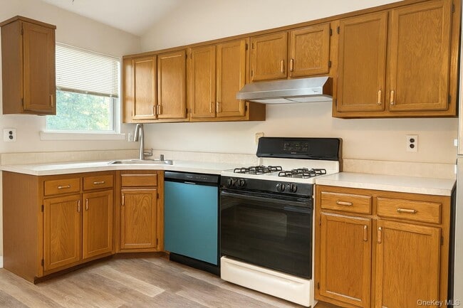 17 Alex Ln in Glen Cove, NY - Building Photo - Building Photo