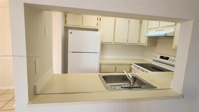 10027 Winding Lake Rd in Sunrise, FL - Building Photo - Building Photo