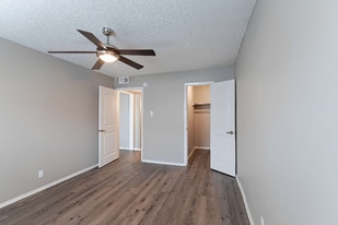 531 Bedford Rd in Bedford, TX - Building Photo