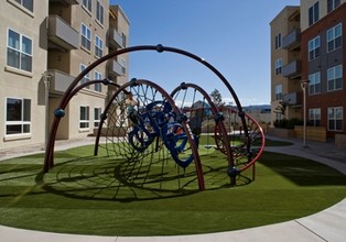 Delaware Pacific Family Apartments in San Mateo, CA - Foto de edificio - Building Photo