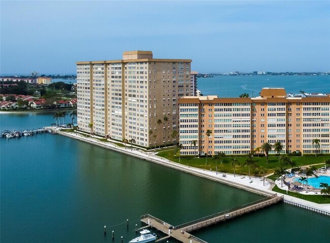 5200 Brittany Dr S in St. Petersburg, FL - Building Photo - Building Photo