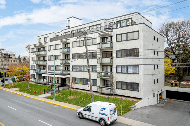 5745 De La Côte-Saint-Luc Ch in Hampstead, QC - Building Photo - Building Photo