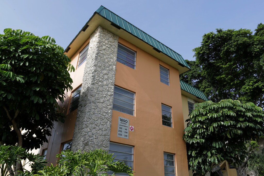 Banyan Club Apartments in Pompano Beach, FL