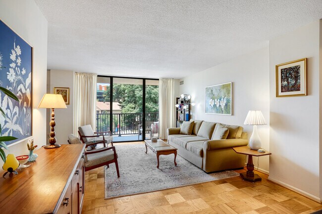 118 Monroe St, Unit 304 in Rockville, MD - Foto de edificio - Building Photo