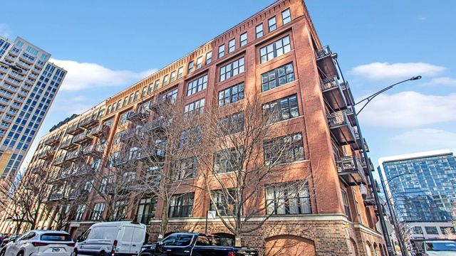 520 W Huron St, Unit 306 in Chicago, IL - Building Photo