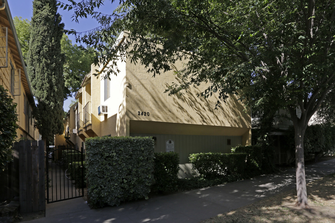 2420 P St in Sacramento, CA - Building Photo