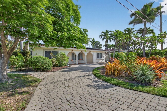 2101 NE 25th St in Wilton Manors, FL - Building Photo - Building Photo