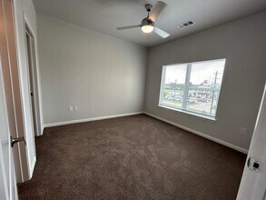 2136 W 34th St, Unit 124 in Houston, TX - Building Photo - Building Photo