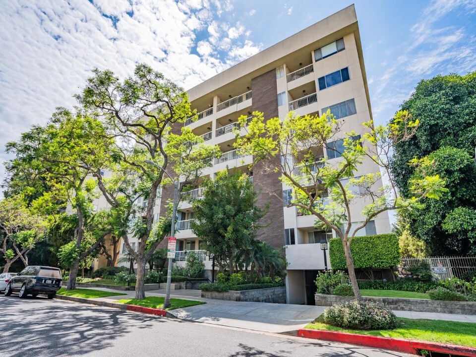 441 N Oakhurst Dr, Unit 203 in Beverly Hills, CA - Building Photo