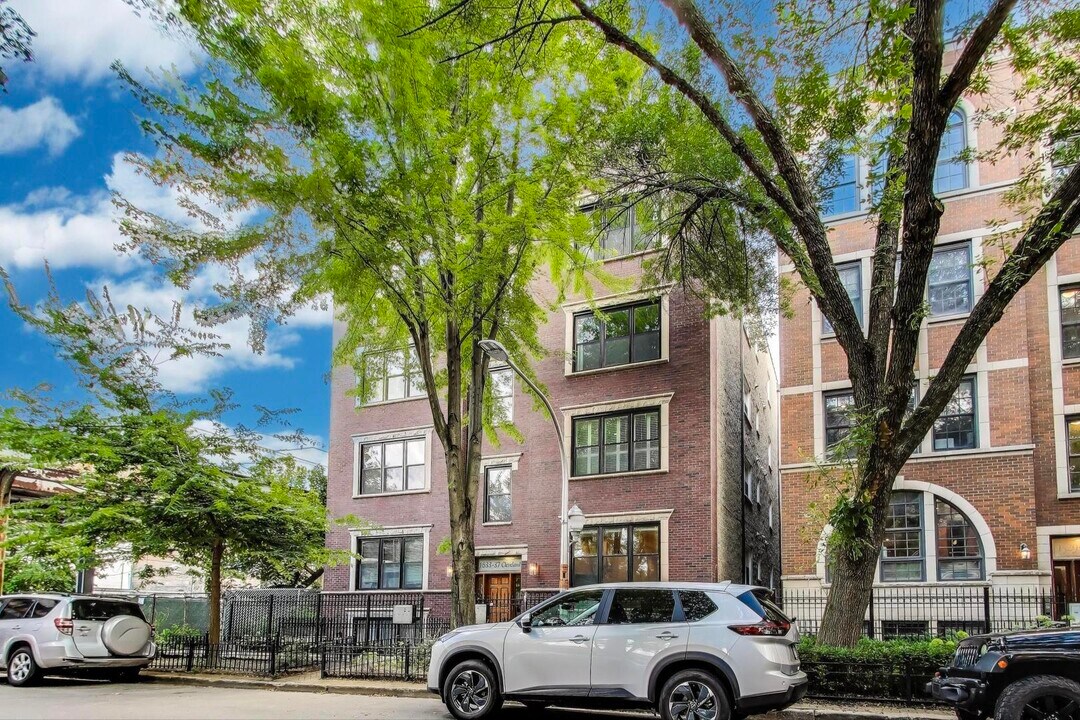 1533 N Cleveland Ave in Chicago, IL - Building Photo