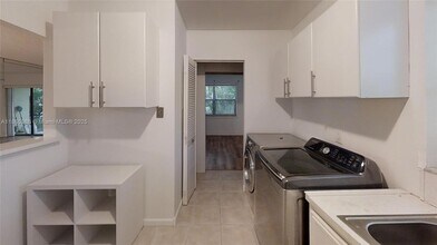 301 N Pine Island Rd in Plantation, FL - Building Photo - Building Photo