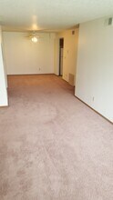 1000 Westside Dr, Unit 2 bedroom - 950sqft in Iowa City, IA - Building Photo - Building Photo