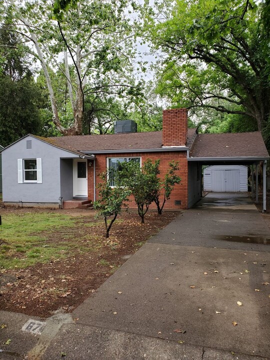 674 Loma St in Redding, CA - Foto de edificio