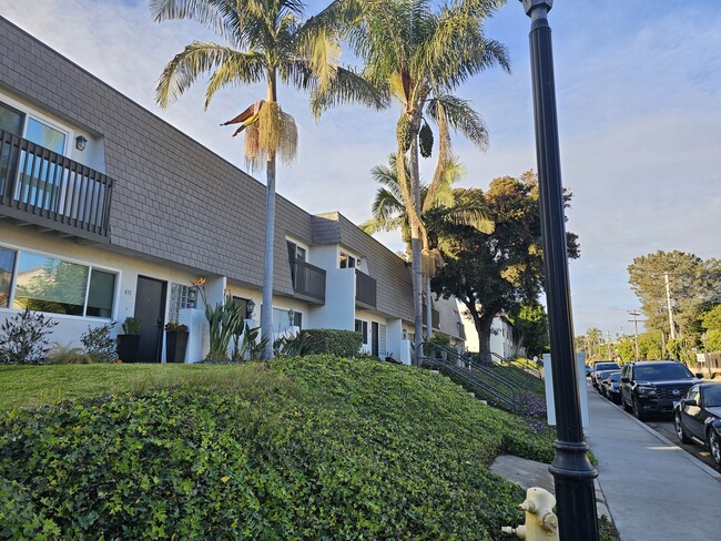 823 Valley Ave in Solana Beach, CA - Foto de edificio - Building Photo