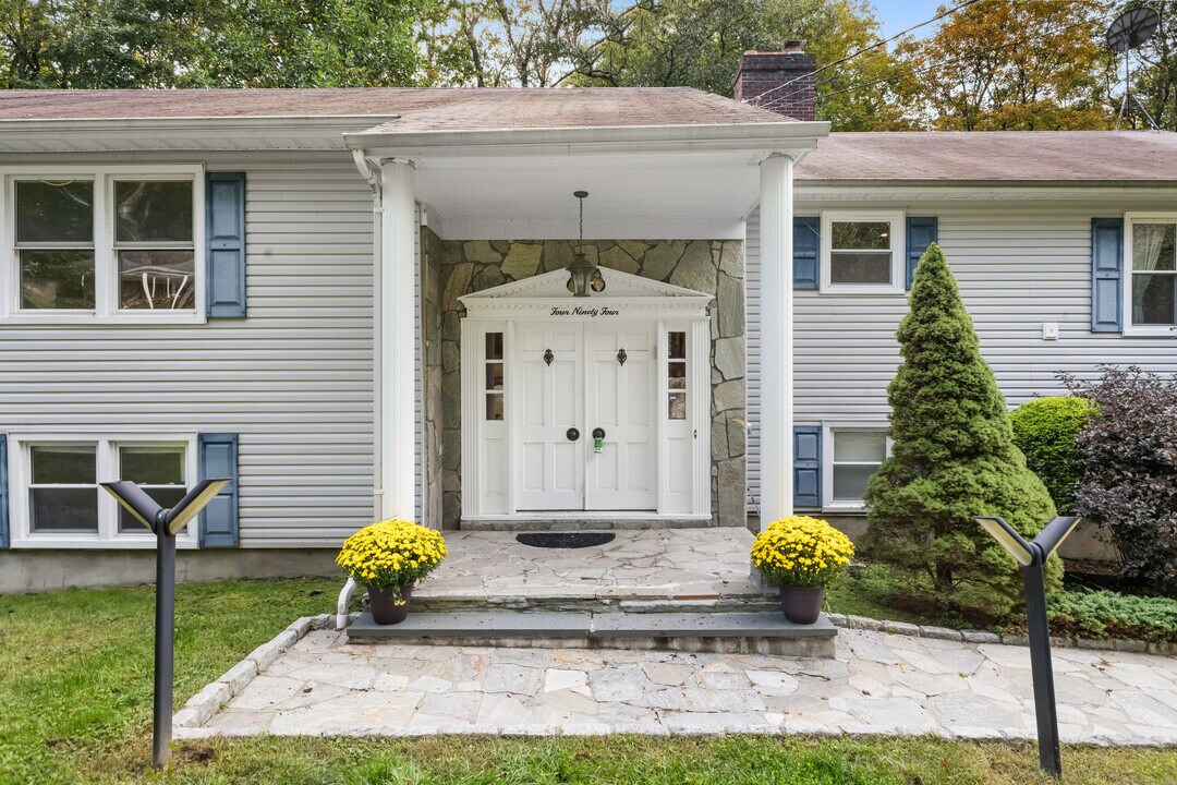 494 Sawmill Rd in Stamford, CT - Building Photo