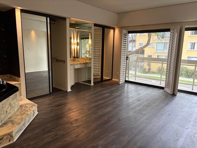 801 Ocean Ave, Unit 205 in Santa Monica, CA - Building Photo - Building Photo