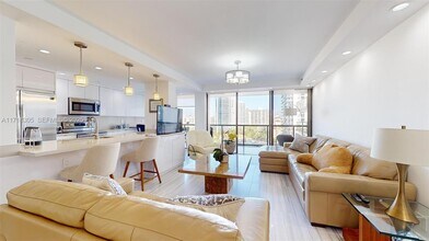 19667 Turnberry Way in Miami, FL - Building Photo - Building Photo