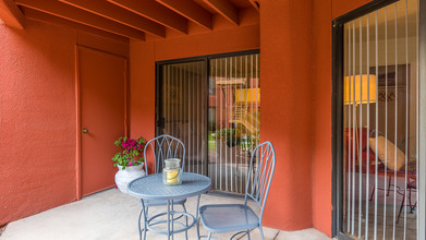 Ridgepointe Apartments in Tucson, AZ - Building Photo - Building Photo