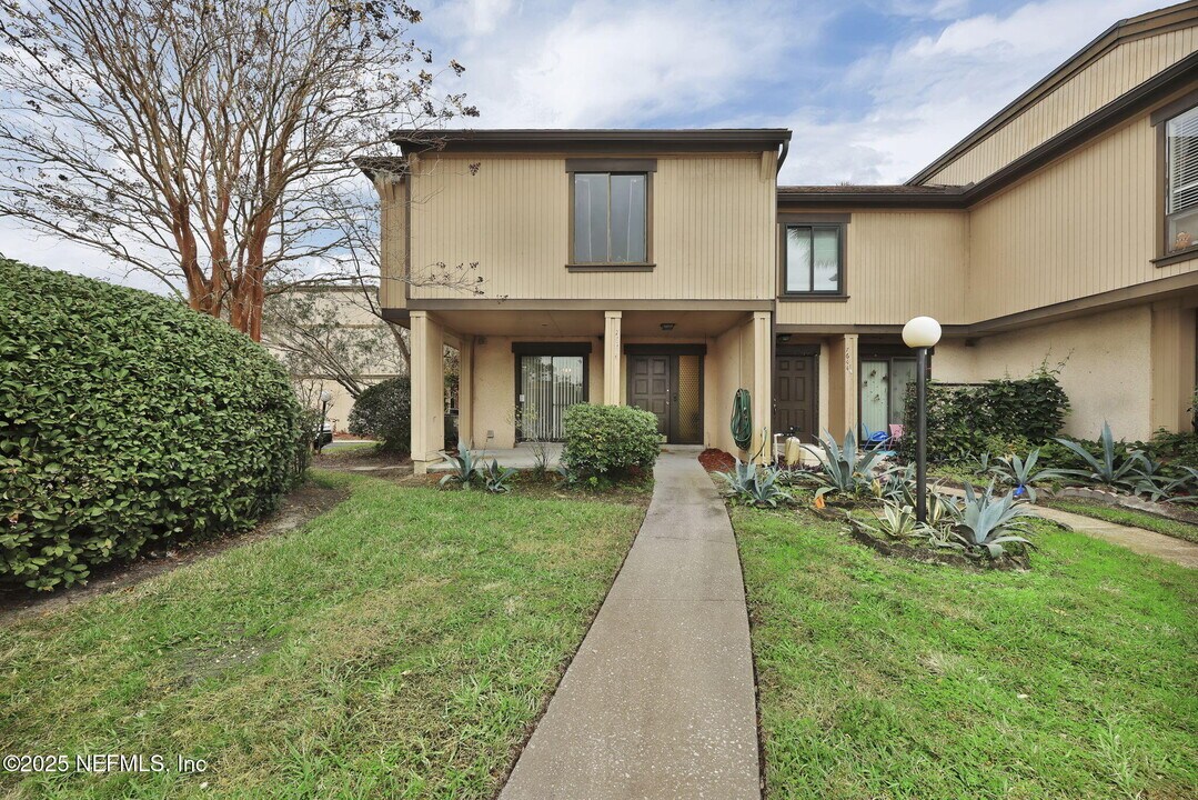 7646 Las Palmas Way in Jacksonville, FL - Building Photo