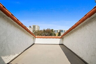 33 Eastwind in Marina Del Rey, CA - Building Photo - Building Photo