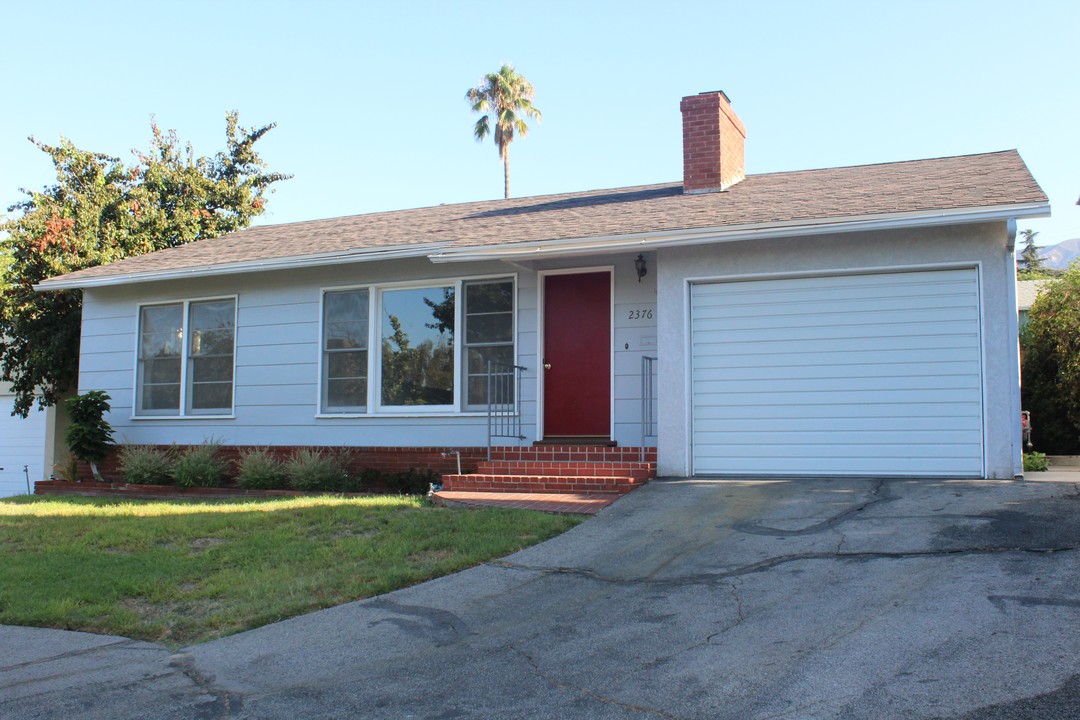 2372-2376 Barton Ln in Montrose, CA - Foto de edificio