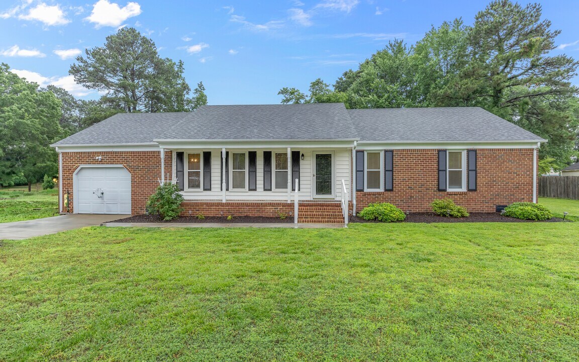 631 Luray Terrace in Chesapeake, VA - Building Photo