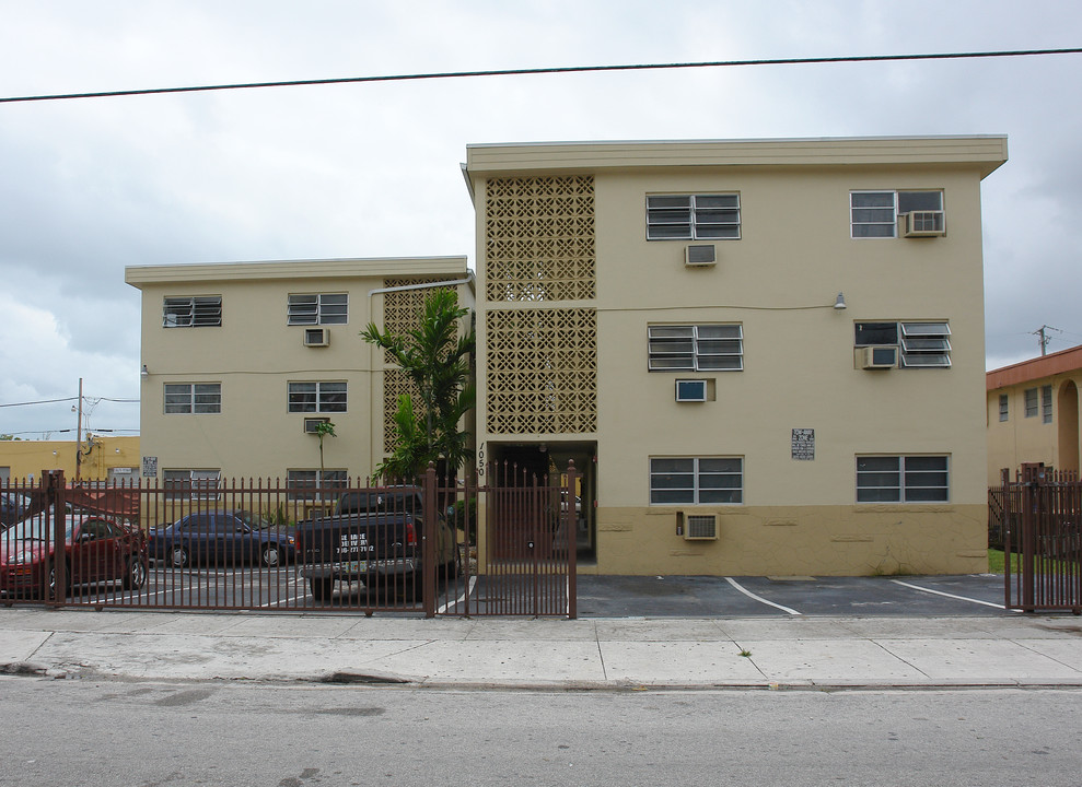 1050 NW 1st St in Miami, FL - Foto de edificio