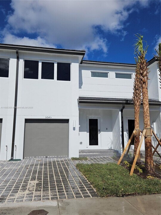 5045 SW 37th St in West Park, FL - Foto de edificio