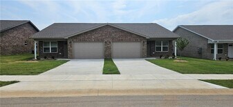 6810 Toby St in Bentonville, AR - Building Photo