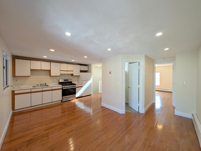 6 Evergreen Sq, Unit 3