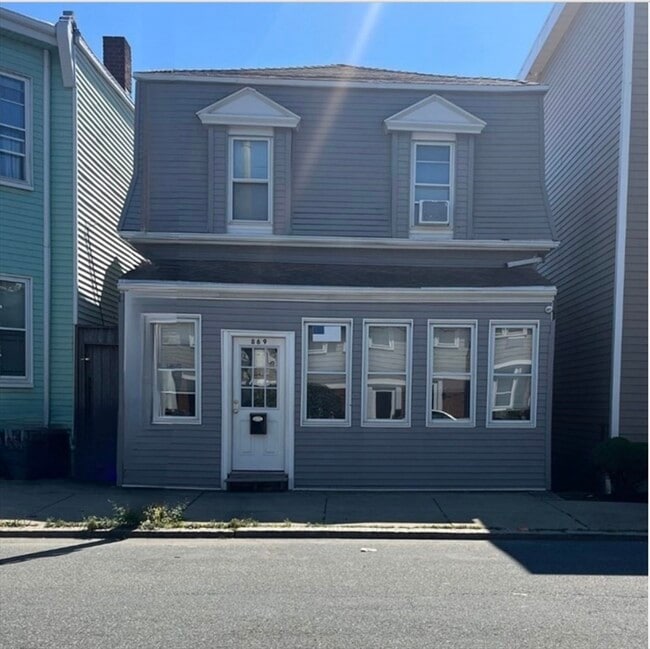 property at 869 Saratoga St