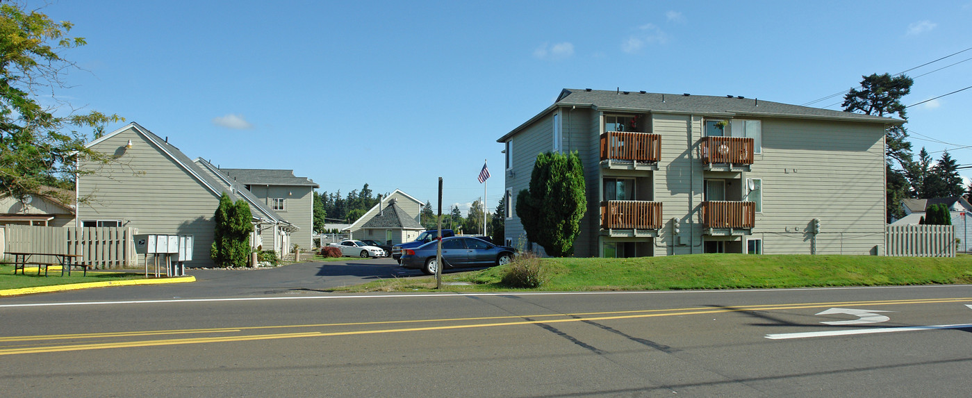 The Versailles Apartments in Salem, OR - Building Photo