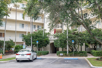 Royal Point at Palm Aire in Pompano Beach, FL - Building Photo - Building Photo