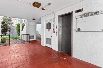 3910 Crystal Lake Dr in Pompano Beach, FL - Building Photo - Building Photo