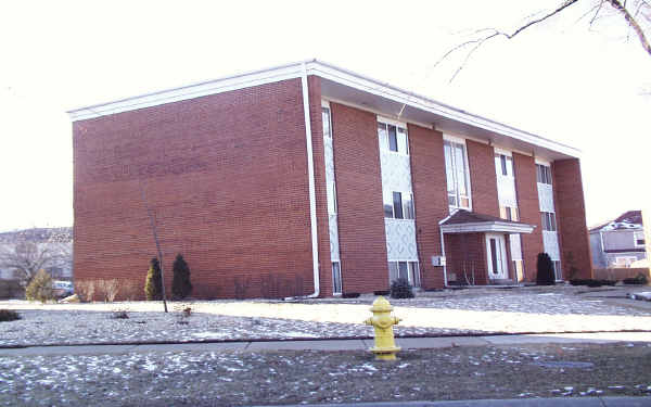 561 Pershing Ave in Glen Ellyn, IL - Building Photo