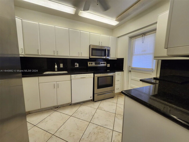 3250 N Palm Aire Dr in Pompano Beach, FL - Building Photo - Building Photo
