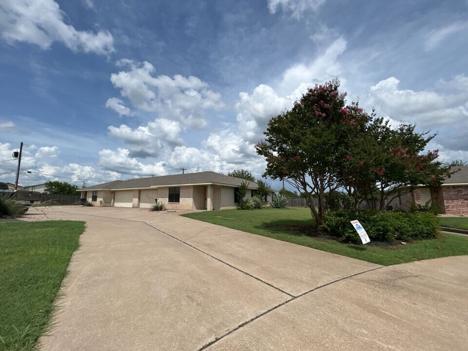 914 McDaniel Cir in Killeen, TX - Building Photo