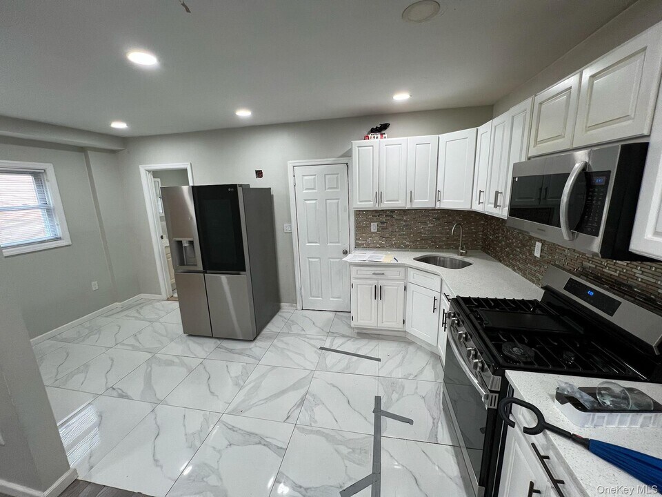 194-14 115th Rd in Queens, NY - Building Photo